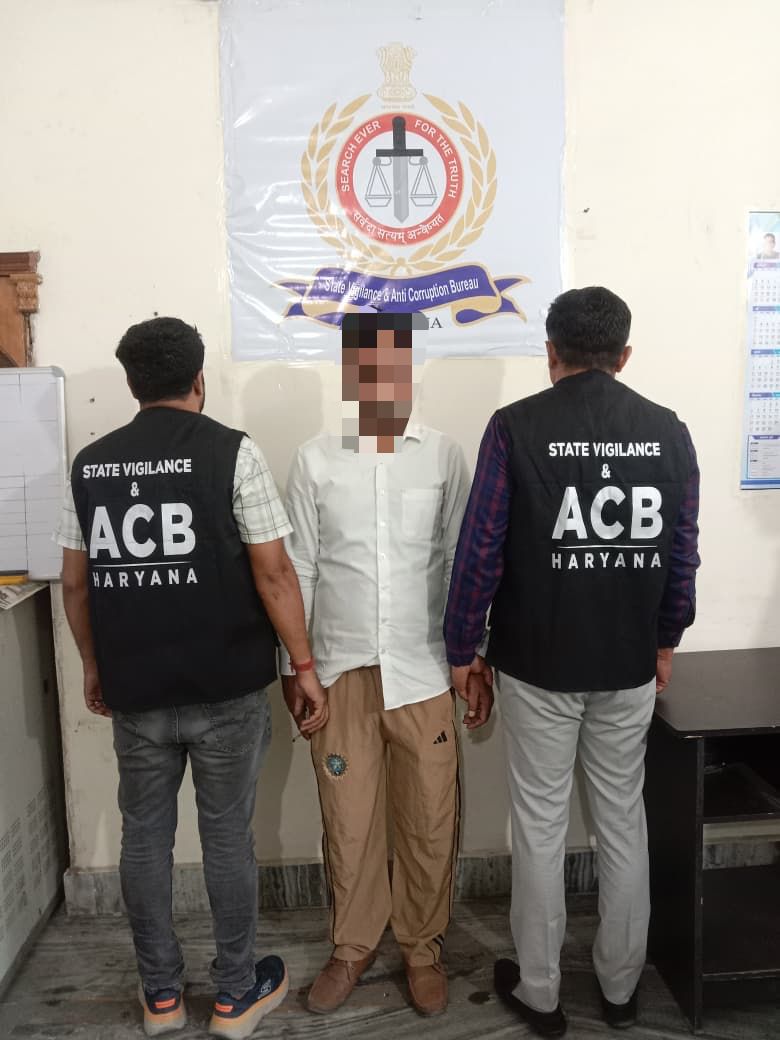हथियार लाइसेंस बनवाने के नाम पर 3.5 लाख रुपये की रिश्वत मांगने वाला डीसी कार्यालय का सहायक एसीबी के हत्थे चढ़ा - 10 हजार रुपये की रिश्वत लेते हुए रंगे हाथ गिरफ्तार, पहले भी ले चुका था नकद व ऑनलाइन भुगतान
