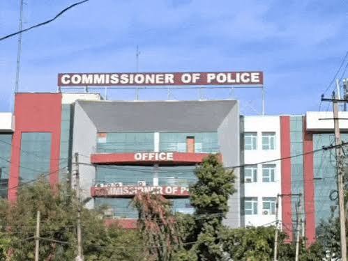 Byju's में नौकरी दिलाने के नाम पर ठगी करने वाले कॉल सैंटर का गुरुग्राम पुलिस ने किया पर्दाफाश। कॉल सेंटर से 6 साईबर ठगों को किया गिरफ्तार। आरोपियों के कब्ज़ा से कुल 15 मोबाइल फोन, 5 एटीएम कार्ड, विभिन्न मोबाइल सिम कार्ड, फर्जी Byju’s आईडी कार्ड तथा साइबर ठगी में प्रयोग की जाने वाली कॉलिंग स्क्रिप्ट बरामद।