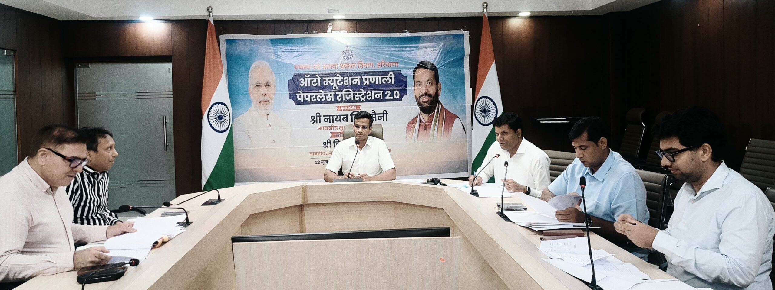 लंबित रिकवरी एवं राजस्व न्यायालयों के मामलों में तेजी लाने के दिए निर्देश गुरुग्राम, 23 जून। डीसी उत्तम सिंह की अध्यक्षता में मंगलवार को राजस्व विभाग की समीक्षा बैठक आयोजित की गई, जिसमें जिले में लंबित राजस्व मामलों, राजस्व संग्रहण तथा विभिन्न प्रशासनिक प्रक्रियाओं की विस्तार से समीक्षा की गई। बैठक में डीसी ने जमाबंदी, भूमि सीमांकन (डिमार्केशन), म्यूटेशन, राजस्व वसूली एवं राजस्व न्यायालयों में लंबित मामलों की बिंदुवार समीक्षा करते हुए अधिकारियों को सभी प्रकरणों का समयबद्ध एवं प्रभावी निपटान सुनिश्चित करने के निर्देश दिए। उन्होंने कहा कि राजस्व सेवाओं का सुचारू संचालन और आमजन को त्वरित राहत उपलब्ध कराना प्रशासन की सर्वोच्च प्राथमिकताओं में शामिल है।
