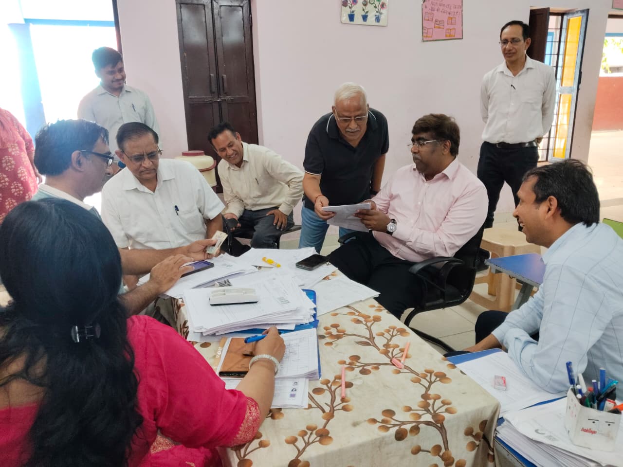 मुख्य निर्वाचन अधिकारी ए. श्रीनिवास ने बादशाहपुर विधानसभा क्षेत्र की आवासीय सोसायटीज का किया दौरा गुरुग्राम, 24 जून। हरियाणा के मुख्य निर्वाचन अधिकारी ए. श्रीनिवास ने  गुरुग्राम जिले के बादशाहपुर विधानसभा क्षेत्र में स्थित विभिन्न आवासीय सोसायटीज का दौरा कर विशेष गहन पुनरीक्षण (एसआईआर) -2026 अभियान की प्रगति का जायजा लिया। उन्होंने हेरिटेज सिटी, डीएलएफ कैमेलिया, डीएलएफ मैगनोलिया तथा नेशनल मीडिया सेंटर सहित विभिन्न सोसायटियों का भ्रमण किया।