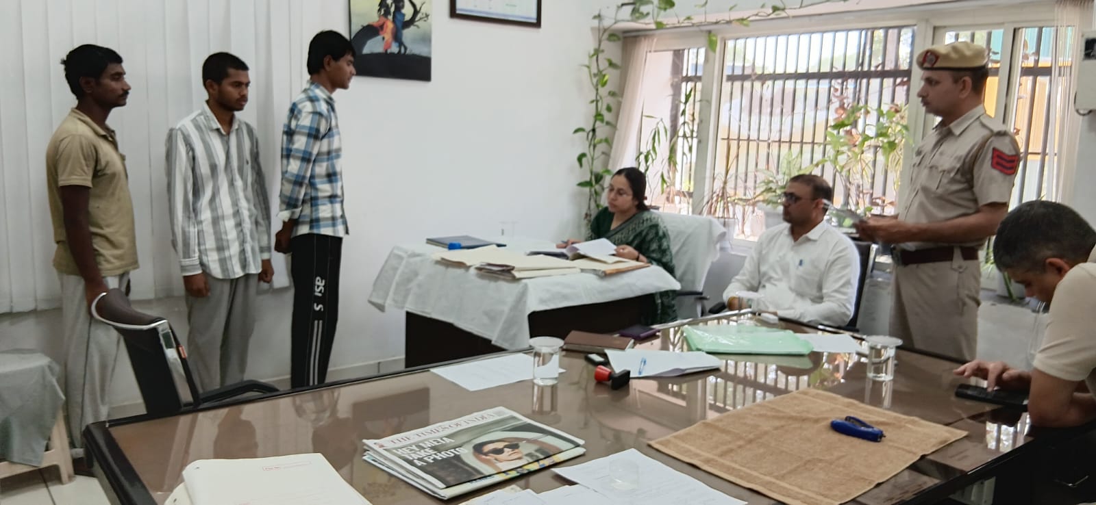 जेल परिसर में जिला विधिक सेवाएं प्राधिकरण द्वारा संचालित लीगल ऐड क्लिनिक का भी निरीक्षण किया। उन्होंने बताया कि बंदी साधारण प्रार्थना-पत्र के माध्यम से विधिक सेवा प्राधिकरण से निशुल्क अधिवक्ता की सेवाएं प्राप्त कर सकते हैं।