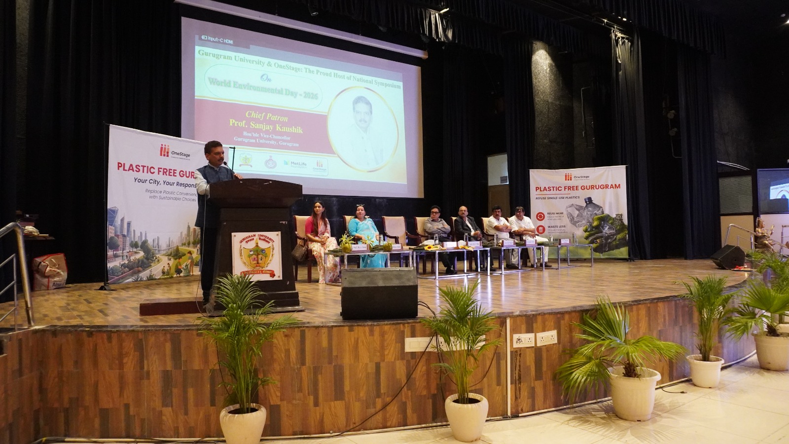 गुरुग्राम यूनिवर्सिटी में विश्व पर्यावरण दिवस पर जागरूकता कार्यक्रम, युवाओं से प्लास्टिक मुक्त भारत का संकल्प लेने की अपील गुरुग्राम, 05 जून। विश्व पर्यावरण दिवस के अवसर पर गुरुग्राम यूनिवर्सिटी में पर्यावरण संरक्षण को जन आंदोलन बनाने के उद्देश्य से एक जागरूकता कार्यक्रम का आयोजन किया गया। इस कार्यक्रम में ‘द वन स्टेज’ संस्था के सहयोग से विद्यार्थियों और शिक्षकों को पर्यावरण संरक्षण के प्रति जागरूक किया गया तथा उन्हें प्रदूषण मुक्त समाज बनाने के लिए संकल्प दिलाया गया।