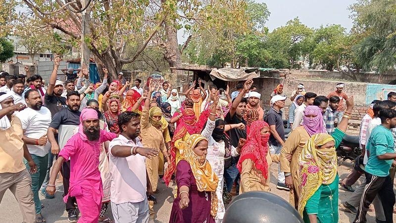 गोल चक्कर पर फूटा लोगों का गुस्सा