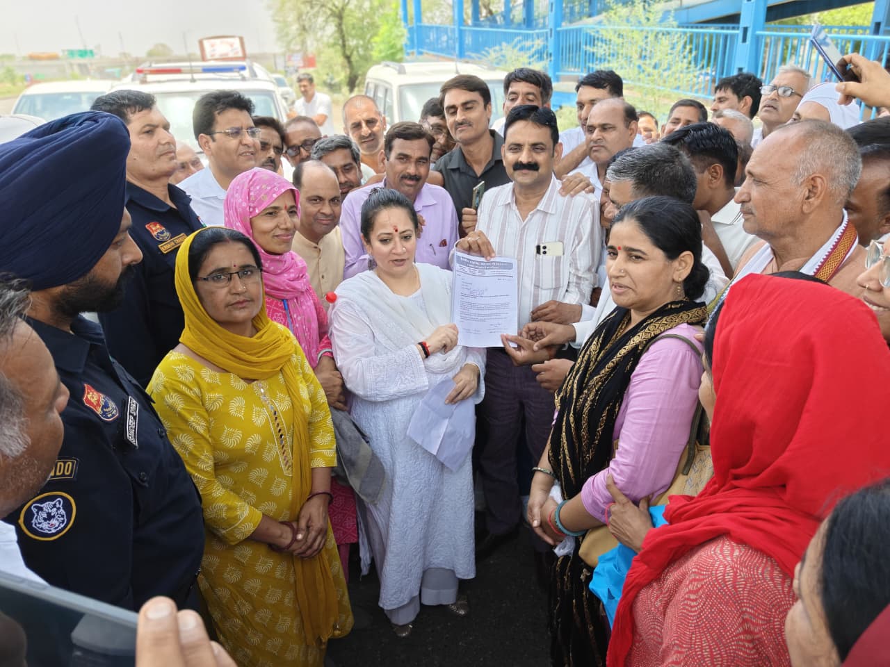 अतिथि अध्यापकों को नियमित करने की मांग तेज, स्वास्थ्य मंत्री आरती सिंह राव को सौंपा ज्ञापन हाईकोर्ट के आदेशों की पालना कर जल्द शुरू की जाए नियमितीकरण प्रक्रिया : RAAS-41 नारनौल, 8 जून। राजकीय अनुबंधित अध्यापक संघ (RAAS-41) ने प्रदेश के सरकारी विद्यालयों में कार्यरत अतिथि अध्यापकों को नियमित करने की मांग को लेकर हरियाणा की स्वास्थ्य मंत्री आरती सिंह राव को ज्ञापन सौंपा। संघ के प्रतिनिधियों ने मंत्री के माध्यम से मुख्यमंत्री को भेजे गए ज्ञापन में पंजाब एवं हरियाणा हाईकोर्ट के हालिया आदेशों का हवाला देते हुए नियमितीकरण की प्रक्रिया शीघ्र शुरू करने की मांग उठाई।