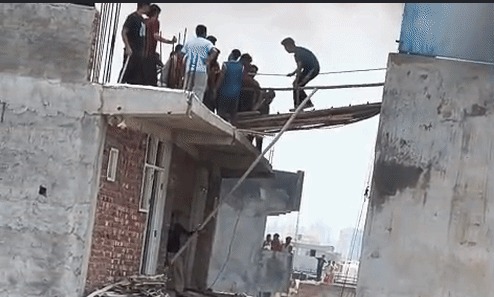नोएडा के सेक्टर-58 के मामूरा गांव में भीषण आग, दो लोगों की मौत, 50 से अधिक परिवारों का रेस्क्यू अभियान जारी नोएडा, 15 जुलाई। उत्तर प्रदेश के नोएडा के सेक्टर-58 स्थित मामूरा गांव में बुधवार को एक भीषण अग्निकांड से इलाके में अफरा-तफरी मच गई। प्रारंभिक जानकारी के अनुसार, आग एक इमारत में स्कूटी चार्जिंग के दौरान लगी और कुछ ही मिनटों में तेजी से फैल गई। देखते ही देखते आग ने पूरी इमारत को अपनी चपेट में ले लिया, जिससे बड़ी संख्या में लोग अंदर फंस गए।