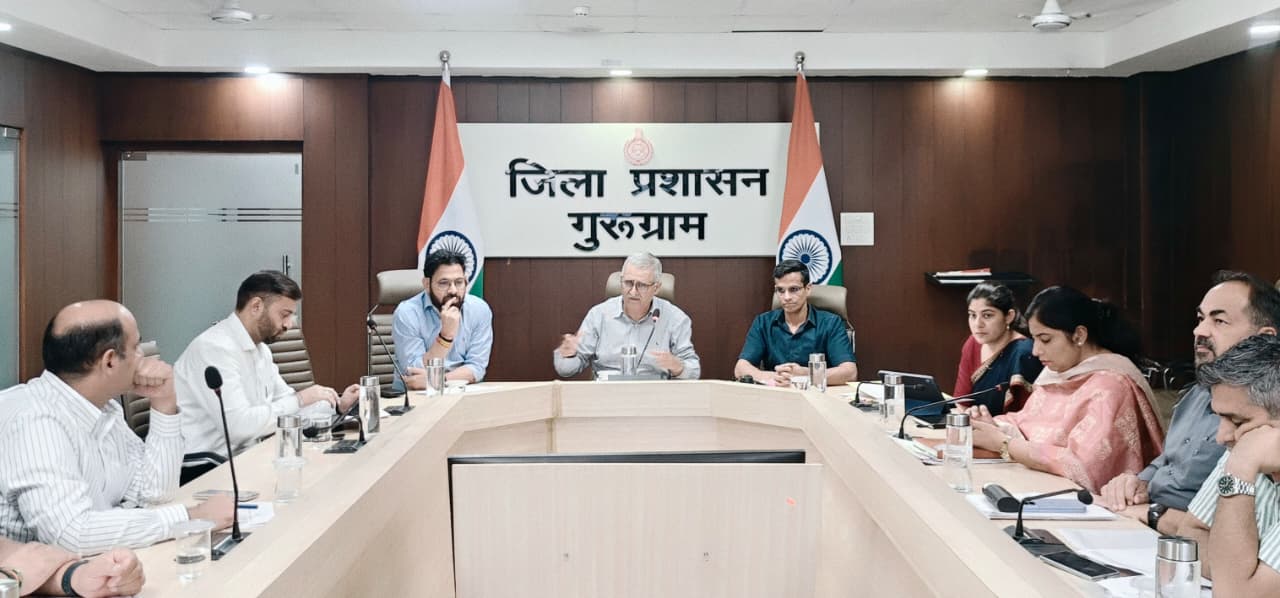 शहरी विकास विभाग के प्रधान सलाहकार डी. एस ढेसी की अध्यक्षता में जिला स्तरीय समन्वय समिति की 11वीं बैठक सम्पन्न चंदू बुढ़ेड़ा जल शोधन संयंत्र की नई यूनिट जल्द होगी शुरू, बढ़ेगी पेयजल आपूर्ति क्षमता* ओमैक्स मॉल से ऐरिया मॉल तक जलभराव रोकने के लिए तत्काल अंतरिम व्यवस्था सुनिश्चित करें : प्रधान सलाहकार  डी.एस. ढेसी गुरुग्राम, 15 जुलाई। गुरुग्राम की 11वीं जिला स्तरीय समन्वय समिति की बैठक बुधवार को लघु सचिवालय में हरियाणा सरकार के शहरी विकास विभाग के प्रधान सलाहकार श्री डी.एस. ढेसी की अध्यक्षता में आयोजित हुई। बैठक में शहर के प्रमुख विकास एवं आधारभूत संरचना से जुड़े विभिन्न मुद्दों पर विभागवार समीक्षा की गई तथा संबंधित अधिकारियों से कार्यों की वर्तमान स्थिति की जानकारी लेकर आवश्यक दिशा निर्देश दिए गए । बैठक में गुरुग्राम मेट्रोपॉलिटन डेवलपमेंट अथॉरिटी (जीएमडीए) के मुख्य कार्यकारी अधिकारी पी.सी. मीणा, नगर निगम गुरुग्राम आयुक्त प्रदीप दहिया, डीसी उत्तम सिंह, एचएसवीपी प्रशासक वैशाली सिंह, मानेसर निगम आयुक्त प्रदीप सिंह के साथ-साथ विभिन्न विभागों के वरिष्ठ अधिकारियों ने भाग लिया।
