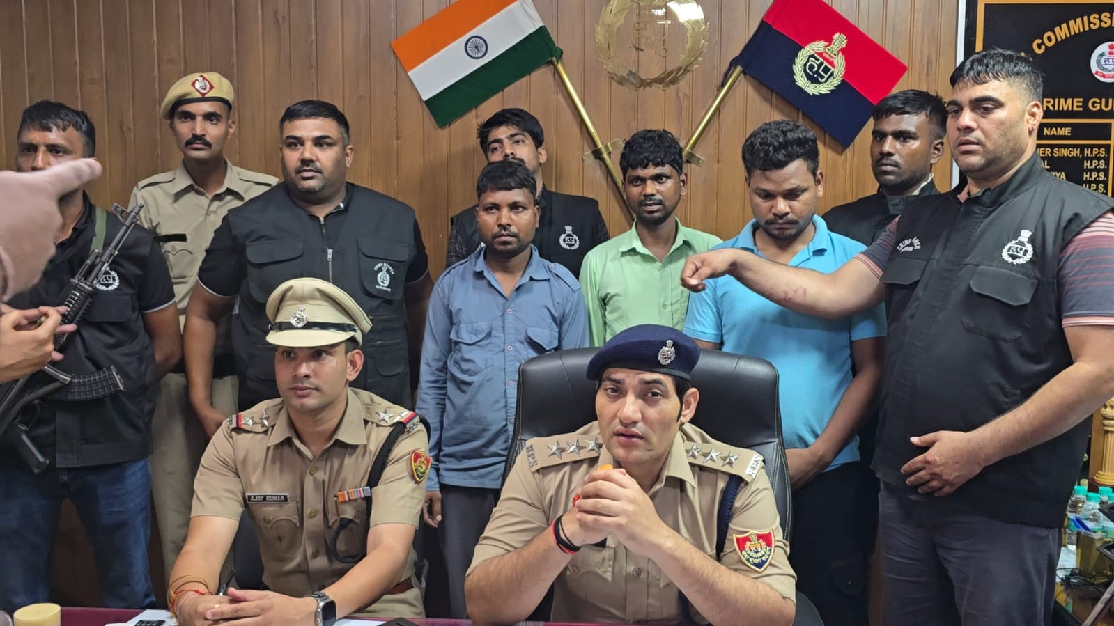 गुरुग्राम पुलिस ने 24 घंटे में सुलझाई ब्लाइंड मर्डर की गुत्थी, 39 वर्षीय युवक की हत्या के मामले में तीन आरोपी गिरफ्तार गुरुग्राम, 15 जुलाई। गुरुग्राम पुलिस ने 39 वर्षीय युवक की हत्या के मामले में त्वरित कार्रवाई करते हुए महज 24 घंटे के भीतर ब्लाइंड मर्डर की गुत्थी सुलझा ली है। पुलिस ने हत्या के आरोप में तीन लोगों को गिरफ्तार किया है। प्रारंभिक जांच में सामने आया है कि जन्मदिन की पार्टी के बाद हुए आपसी विवाद ने हिंसक रूप ले लिया और तीनों आरोपियों ने अपने ही साथी की पत्थरों से हमला कर हत्या कर दी।