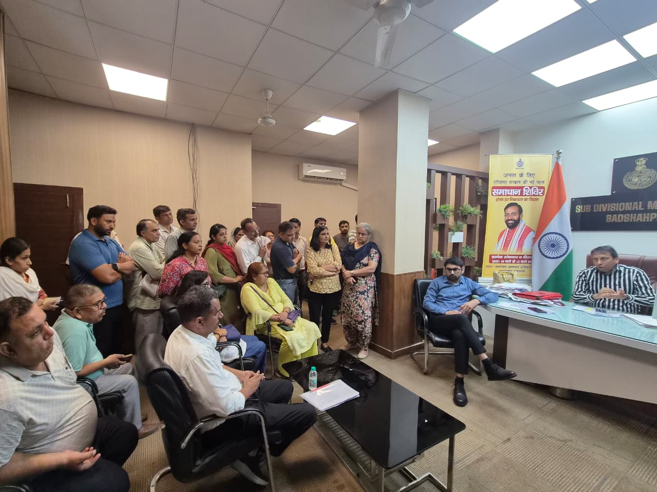 विशेष गहन पुनरीक्षण अभियान में तेजी लाकर निर्धारित समय में लक्ष्य पूरा करें बीएलओ : संजीव सिंगला अभियान की अंतिम तिथि बढ़ाकर 24 जुलाई की गई, प्रत्येक पात्र मतदाता का सत्यापन सुनिश्चित करने के दिए निर्देश गुरुग्राम, 15 जुलाई। बादशाहपुर विधानसभा क्षेत्र के निर्वाचन पंजीकरण अधिकारी एवं एसडीएम बादशाहपुर संजीव सिंगला ने बुधवार को अपने कार्यालय में सुपरवाइजरों एवं बूथ स्तरीय अधिकारियों (बीएलओ) की बैठक लेकर विशेष गहन पुनरीक्षण अभियान-2026 की प्रगति की समीक्षा की। बैठक में अभियान के अंतर्गत अब तक किए गए कार्यों का आकलन करते हुए शेष कार्यों को समयबद्ध तरीके से पूर्ण करने के लिए आवश्यक दिशा-निर्देश दिए गए।  