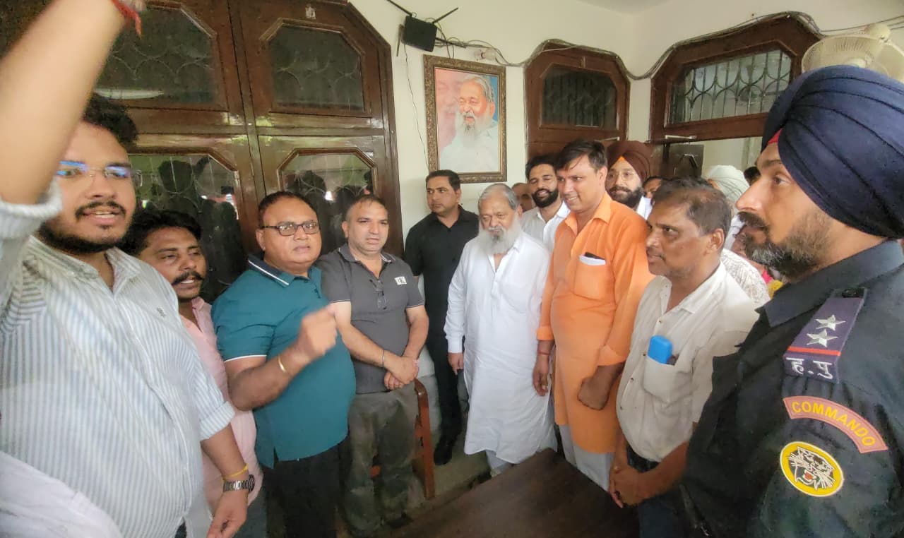 काम में लापरवाही का आरोप, ऊर्जा मंत्री अनिल विज ने जनस्वास्थ्य विभाग के फोरमैन व तीन ट्यूबवेल आपरेटरों के विरूद्ध जांच के निर्देश दिए बोरवेल में गिरने से मारे गए बालक के परिजनों ने ऊर्जा मंत्री अनिल विज से की मुलाकात विवाहिता से मारपीट, शिकायत के बावजूद केस दर्ज नहीं होने पर मंत्री विज ने कार्रवाई के निर्देश दिए नवनियुक्त ग्रामीण युवा प्रभारी ने कार्यकर्ताओं के साथ मंत्री अनिल विज से आर्शीवाद लिया चण्डीगढ, 16 जुलाई - हरियाणा के ऊर्जा, परिवहन एवं श्रम मंत्री श्री अनिल विज ने आज जनस्वास्थ्य विभाग के फोरमैन और विभिन्न ट्यूबवेलों पर तैनात ट्यूबवेल आपरेटरों के खिलाफ कार्य नहीं करने की शिकायत पर संज्ञान लेते हुए विभाग के एसई को मामले में जांच कर सात दिनों के भीतर रिपोर्ट जमा कराने के निर्देश दिए।