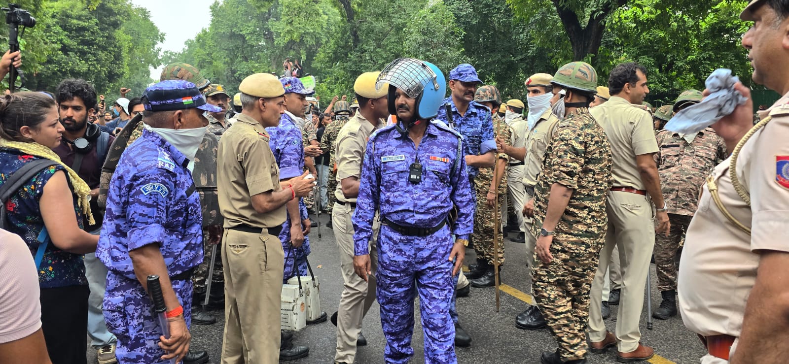 आज CJP प्रतिनिधिमंडल और केंद्र सरकार के मंत्रियों के बीच अहम वार्ता, फैसले पर टिकी आंदोलन की अगली रणनीति नई दिल्ली, 25 जुलाई। दिल्ली के जंतर-मंतर पर जारी कॉकरोच जनता पार्टी (CJP) के आंदोलन के बीच शनिवार को संगठन के प्रतिनिधिमंडल और केंद्र सरकार के दो केंद्रीय मंत्रियों के बीच एक महत्वपूर्ण बैठक प्रस्तावित है। आंदोलन से जुड़े लोगों का कहना है कि यह वार्ता आंदोलन की दिशा तय करने में अहम साबित हो सकती है।