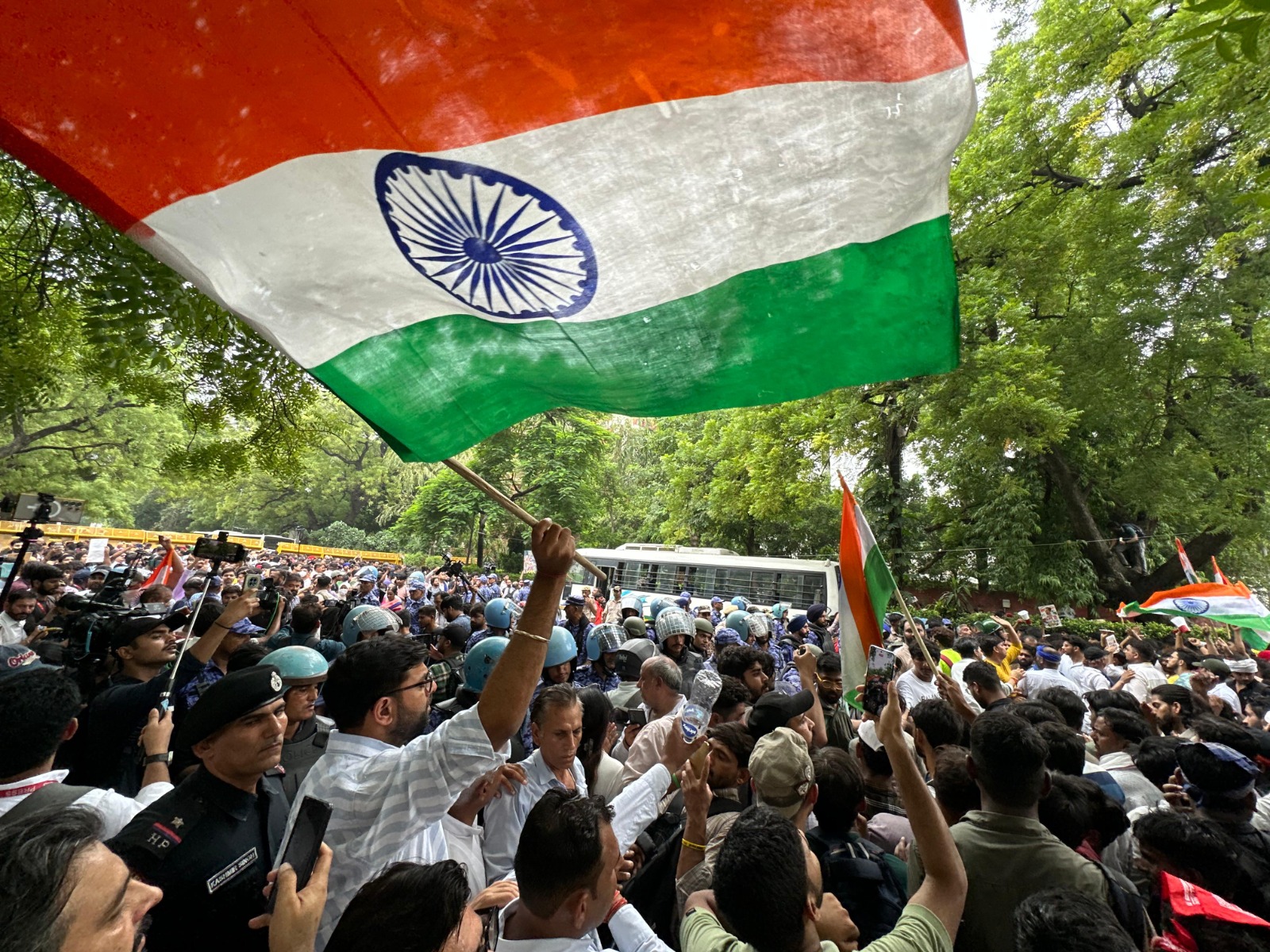दिग्विजय चौटाला ने दिल्ली में संसद मार्च में शामिल होकर युवाओं की आवाज की बुलंद आज लाखों लोग एकजुट होकर भाजपा सरकार से भीख नहीं, न्याय मांग रहे है – दिग्विजय चौटाला नई दिल्ली 20 जुलाई। सोमवार को जननायक जनता पार्टी के युवा प्रदेश अध्यक्ष दिग्विजय चौटाला भारी संख्या में जेजेपी व इनसो कार्यकर्ताओं के साथ तिरंगा लेकर दिल्ली स्थित जंतर-मंतर पहुंचे और उन्होंने ‘चलो संसद’ मार्च का समर्थन करते हुए युवाओं की आवाज को बुलंद किया। इस दौरान दिग्विजय चौटाला ने कहा कि शिक्षा के क्षेत्र में सुधार की मांग को लेकर अनशन कर रहे