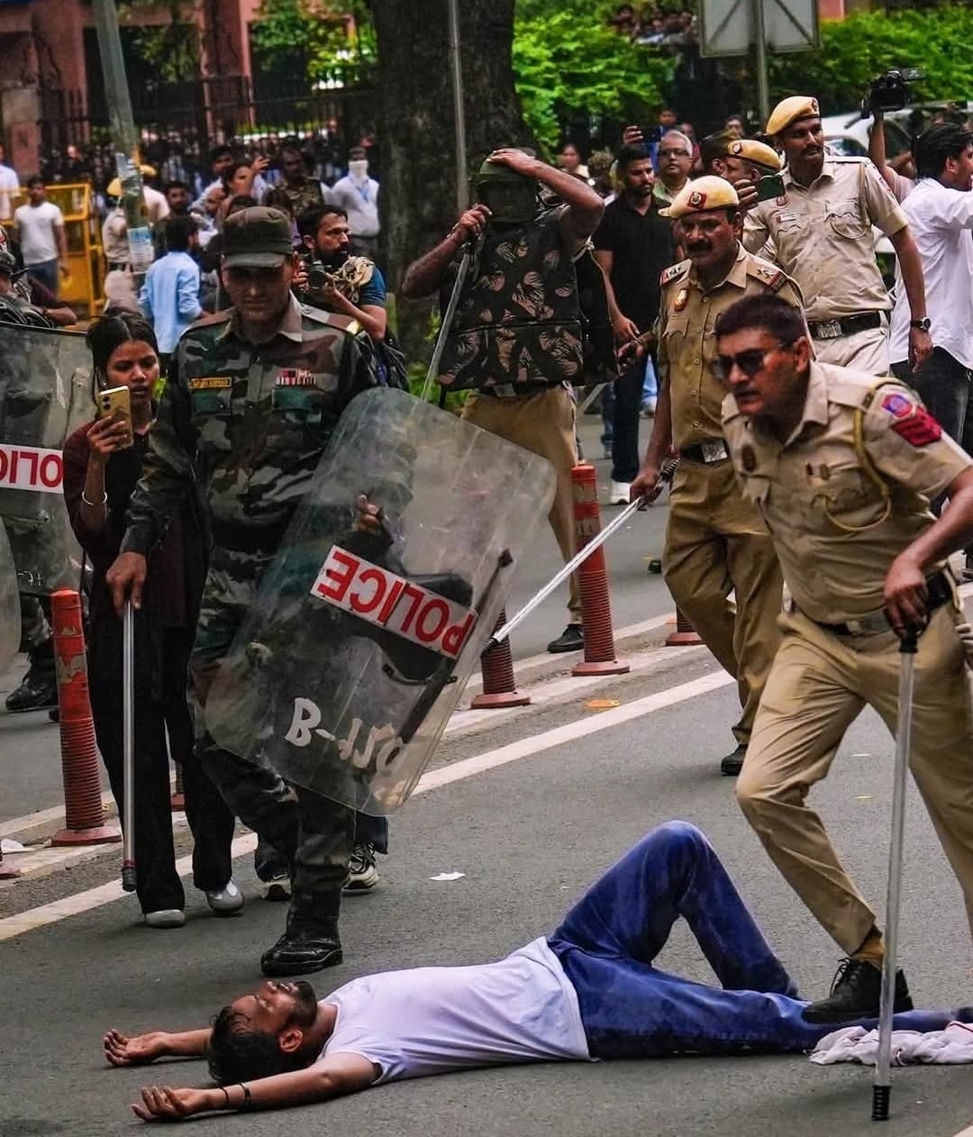 दिल्ली के जंतर-मंतर पर फिर जुटने लगी भीड़, प्रदर्शन जारी; सरकार से वार्ता के बावजूद आंदोलन खत्म करने से इनकार नई दिल्ली, 21 जुलाई। राजधानी दिल्ली के जंतर-मंतर पर एक बार फिर बड़ी संख्या में प्रदर्शनकारी जुटने लगे हैं। सोमवार को हुए प्रदर्शन और पुलिस कार्रवाई के बाद मंगलवार सुबह से ही धरनास्थल पर लोगों का आना शुरू हो गया। जंतर-मंतर और आसपास के इलाकों में सुरक्षा व्यवस्था कड़ी कर दी गई है। दिल्ली पुलिस और सीआरपीएफ के जवान प्रमुख चौराहों, बैरिकेडिंग वाले इलाकों और संवेदनशील स्थानों पर तैनात हैं। प्रदर्शन के कारण दिल्ली आने-जाने वाले यात्रियों को दिनभर ट्रैफिक जाम और रूट डायवर्जन का सामना करना पड़ा।