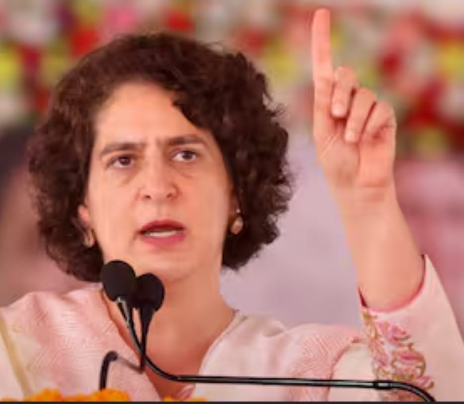 संसद में छात्रों के मुद्दे पर गरमाई सियासत, प्रियंका गांधी और संजय सिंह ने केंद्र सरकार पर साधा निशाना नई दिल्ली, 21 जुलाई। संसद के मानसून सत्र के दौरान मंगलवार को छात्रों के प्रदर्शन, कथित पेपर लीक और दिल्ली में हुए विरोध-प्रदर्शनों का मुद्दा संसद से लेकर संसद परिसर तक गूंजता रहा। विपक्षी दलों ने केंद्र सरकार को छात्रों के भविष्य और हालिया पुलिस कार्रवाई को लेकर घेरा, जबकि सरकार ने दोहराया कि पेपर लीक के दोषियों के खिलाफ कड़ी कार्रवाई की जाएगी।