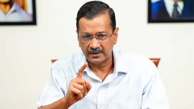 पुलिस कार्रवाई पर केंद्र सरकार को घेरा मीडिया से बातचीत के दौरान अरविंद केजरीवाल ने जंतर-मंतर पर हुई पुलिस कार्रवाई की कड़ी आलोचना की। उन्होंने आरोप लगाया कि शांतिपूर्ण तरीके से अपनी मांगें रखने वाले छात्रों के साथ अत्यधिक बल प्रयोग किया गया। केजरीवाल ने कहा, "सरकार ने छात्रों को बेरहमी से दौड़ा-दौड़ाकर पीटा। छात्र हाथ जोड़कर अपनी बात कह रहे थे, लेकिन दिल्ली पुलिस लगातार उन पर लाठियां बरसाती रही। जिस तरह का व्यवहार छात्रों के साथ किया गया, वह लोकतंत्र के लिए बेहद दुर्भाग्यपूर्ण है।