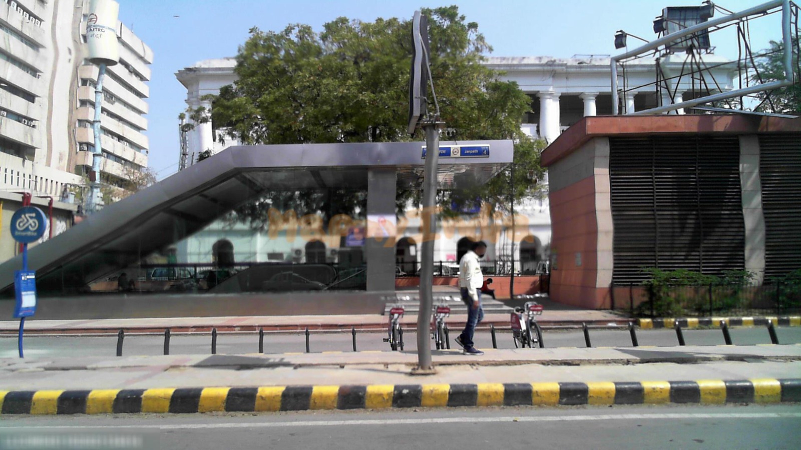 नई दिल्ली: प्रस्तावित युवा प्रदर्शन के बीच राजधानी में सुरक्षा अलर्ट, कई मेट्रो स्टेशनों पर एहतियाती कदम नई दिल्ली, 22 जुलाई। राजधानी दिल्ली में प्रस्तावित युवा प्रदर्शन को देखते हुए सुरक्षा एजेंसियों ने व्यापक इंतजाम किए हैं। दिल्ली पुलिस ने संवेदनशील इलाकों में अतिरिक्त पुलिस बल तैनात किया है, जबकि प्रमुख सरकारी भवनों, संसद क्षेत्र और अन्य महत्वपूर्ण स्थानों पर सुरक्षा व्यवस्था और कड़ी कर दी गई है।
