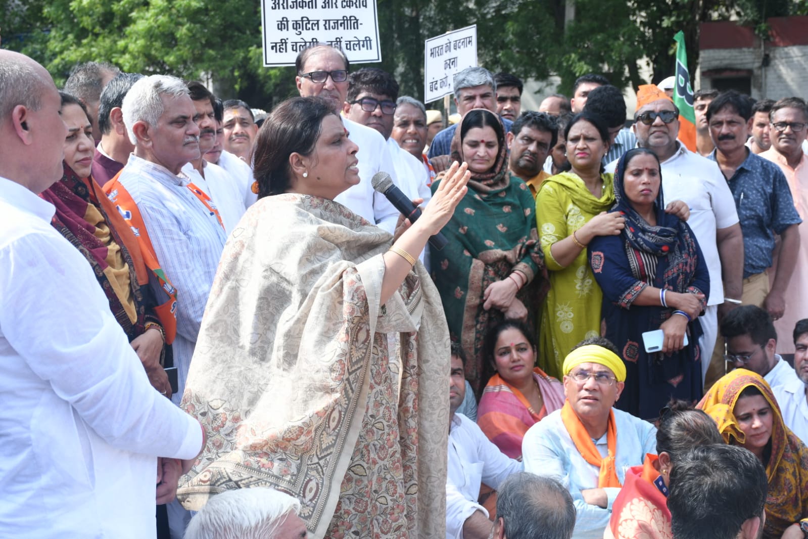 राहुल गांधी पर बरसीं प्रदेश अध्यक्ष डा. अर्चना गुप्ता - युवाओं के नाम पर राजनीति बंद करें राहुल गांधी भाजपा प्रदेश अध्यक्ष डा. अर्चना गुप्ता के नेतृत्व में भाजपा कार्यकर्ताओं ने रोहतक में किया प्रदर्शन, काग्रेस पार्टी मुर्दाबाद, राहुल गांधी मुर्दाबाद के लगाए नारे चंडीगढ़, 22 जुलाई। कांग्रेस पार्टी द्वारा देश में अराजकता फैलाने और प्रधानमंत्री नरेंद्र मोदी के आवास पर प्रदर्शन कर सुरक्षा के लिए खतरा पैदा करने के विरोध में भाजपा ने बुधवार को रोहतक में जोरदार प्रदर्शन किया। भाजपा प्रदेश अध्यक्ष डा. अर्चना गुप्ता के नेतृत्व में हजारों कार्यकर्ता सुभाष चौक पर एकत्रित हुए और वहां से अंबेडकर चौक होते हुए कांग्रेस प्रदेश कार्यालय तक पैदल मार्च निकाला। 