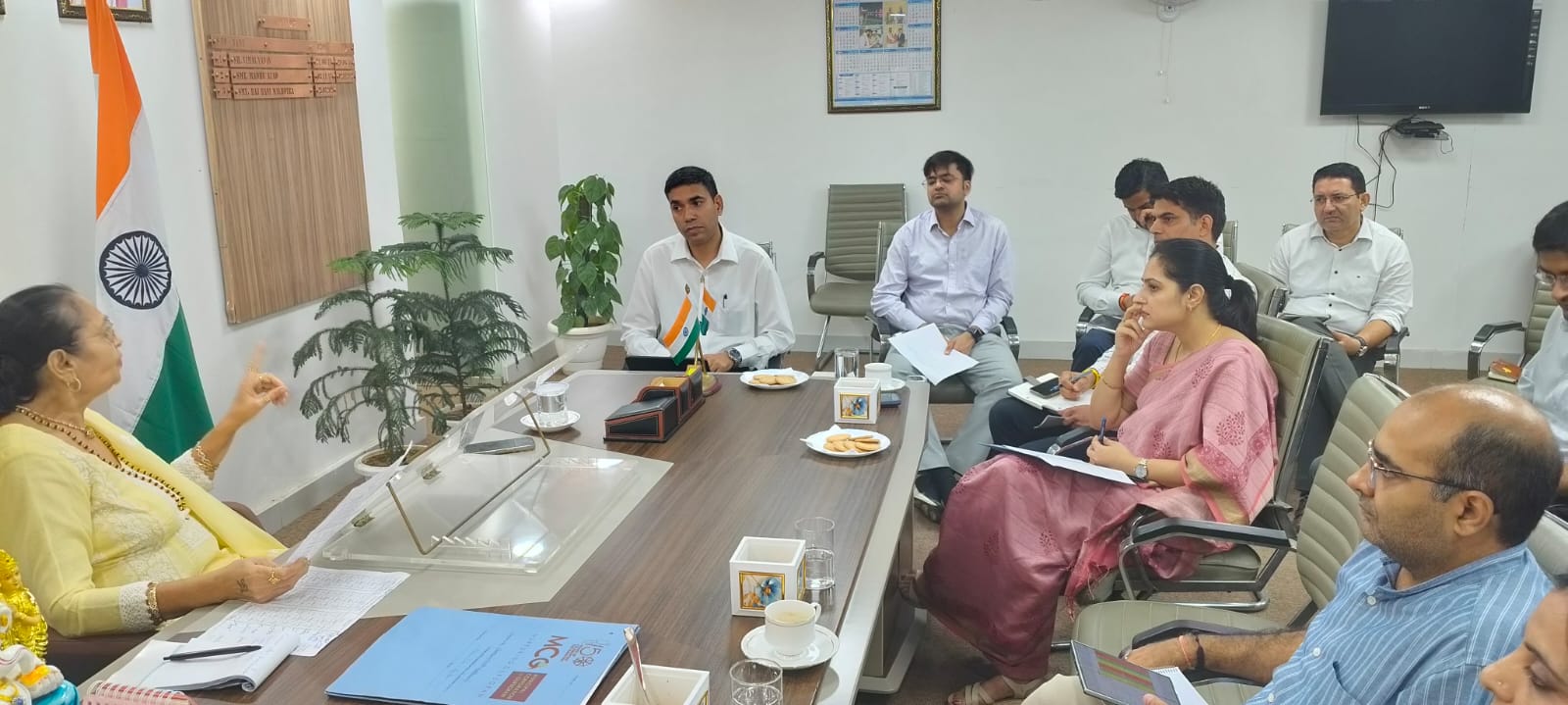 स्वच्छता व्यवस्था में लापरवाही पर सख्त हुईं गुरुग्राम की मेयर, टेंडर शर्तों का पालन नहीं करने वाली एजेंसियां होंगी ब्लैकलिस्ट गुरुग्राम, 23 जुलाई। गुरुग्राम शहर की स्वच्छता व्यवस्था को अधिक प्रभावी, पारदर्शी और जवाबदेह बनाने के लिए गुरुग्राम की मेयर राजरानी मल्होत्रा ने नगर निगम अधिकारियों के साथ समीक्षा बैठक कर सफाई व्यवस्था को लेकर सख्त निर्देश जारी किए। मेयर ने स्पष्ट कहा कि शहर की सफाई व्यवस्था में किसी भी प्रकार की लापरवाही बर्दाश्त नहीं की जाएगी। टेंडर की शर्तों का पालन नहीं करने वाली एजेंसियों पर न केवल आर्थिक दंड लगाया जाएगा, बल्कि जरूरत पड़ने पर उन्हें ब्लैकलिस्ट भी किया जाएगा।