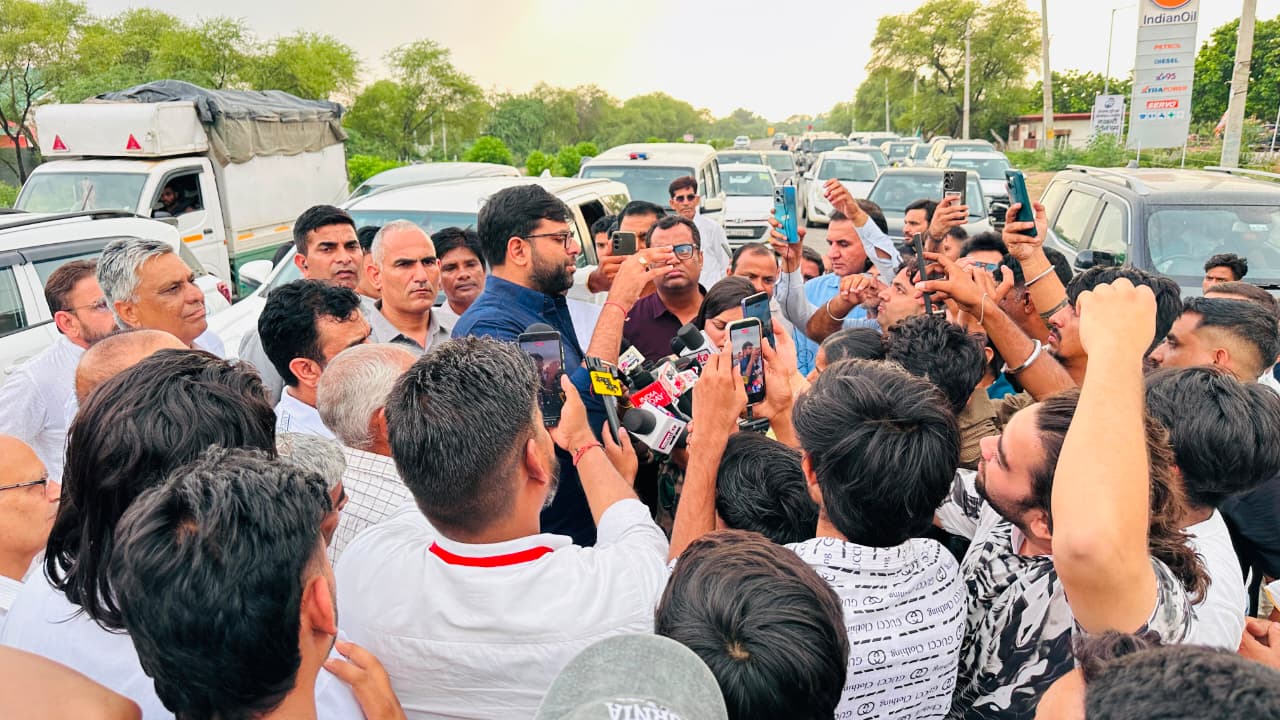छात्रों पर अत्याचार की इंतहा, दिग्विजय चौटाला ने किया दिल्ली कूच जंतर-मंतर पर पक्का धरना देकर लड़ी जाएगी युवाओं के हकों की लड़ाई – दिग्विजय चौटाला नई दिल्ली/चंडीगढ़, 23 जुलाई। छात्रों के आंदोलन और उन पर हुई पुलिस कार्रवाई के विरोध में जननायक जनता पार्टी (जेजेपी) के युवा नेता दिग्विजय चौटाला ने दिल्ली कूच किया। उन्होंने कहा कि युवाओं की आवाज को दबाने का प्रयास लोकतांत्रिक मूल्यों के खिलाफ है और अब जंतर-मंतर पर पक्का धरना देकर छात्रों के अधिकारों की लड़ाई लड़ी जाएगी।