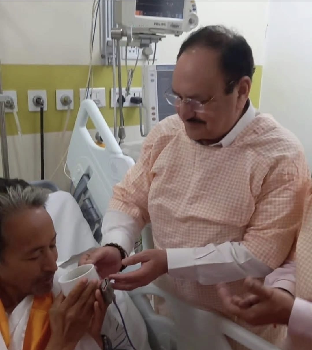 प्रधानमंत्री की अपील पर 26 दिन बाद सोनम वांगचुक ने तोड़ा अनशन, जेपी नड्डा और डॉ. जितेंद्र सिंह ने चाय पिलाकर कराया समाप्त गुरुग्राम, 24 जुलाई। पिछले 26 दिनों से अनिश्चितकालीन अनशन पर बैठे सामाजिक कार्यकर्ता और शिक्षा सुधार के समर्थक सोनम वांगचुक ने गुरुवार देर रात करीब 12 बजे अपना अनशन समाप्त कर दिया। डॉक्टरों की सलाह, लगातार गिरते स्वास्थ्य और प्रधानमंत्री नरेंद्र मोदी की अपील के बाद उन्होंने यह फैसला लिया। केंद्रीय स्वास्थ्य एवं परिवार कल्याण मंत्री जेपी नड्डा तथा केंद्रीय राज्य मंत्री (स्वतंत्र प्रभार) डॉ. जितेंद्र सिंह ने उन्हें चाय पिलाकर अनशन तुड़वाया।