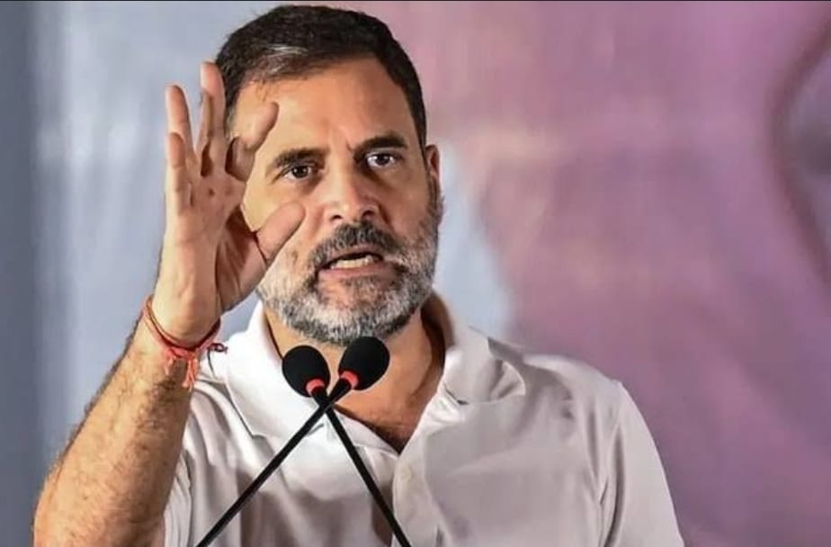 राहुल गांधी का केंद्र सरकार पर बड़ा हमला, बोले- शिक्षा मंत्री धर्मेंद्र प्रधान को इस्तीफा देना होगा; प्रधानमंत्री छात्रों से माफी मांगें नई दिल्ली, 25 जुलाई। लोकसभा में नेता प्रतिपक्ष राहुल गांधी ने शनिवार को आयोजित एक प्रेस वार्ता में केंद्र सरकार पर तीखा हमला बोलते हुए केंद्रीय शिक्षा मंत्री धर्मेंद्र प्रधान के इस्तीफे की मांग दोहराई। उन्होंने कहा कि केवल मंत्रिमंडल में फेरबदल कर देने से छात्रों का गुस्सा शांत नहीं होगा। छात्रों की मांग स्पष्ट है कि शिक्षा मंत्री को पद से हटाया जाए और परीक्षा व्यवस्था से जुड़े मुद्दों पर जवाबदेही तय की जाए।