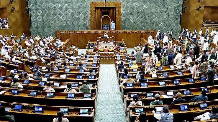 लोकसभा में विपक्ष का हंगामा: छात्रों पर पुलिस कार्रवाई के विरोध में सदन 2 बजे तक स्थगित