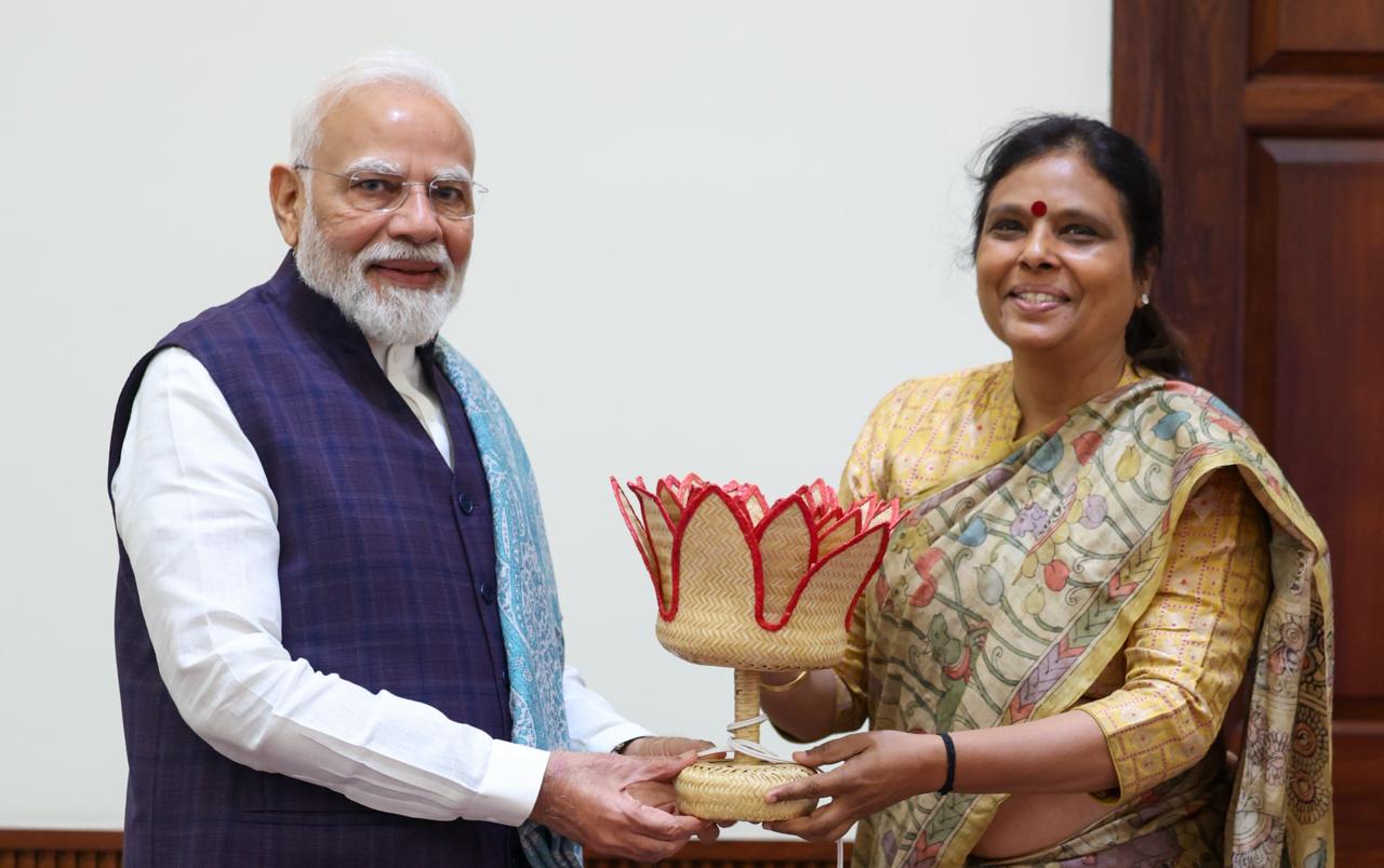 प्रधानमंत्री नरेंद्र मोदी से मिलीं हरियाणा भाजपा अध्यक्ष डॉ. अर्चना गुप्ता, संगठन और विकास पर हुई अहम चर्चा Meta Description:प्रधानमंत्री नरेंद्र मोदी से मिलीं हरियाणा भाजपा अध्यक्ष डॉ. अर्चना गुप्ता, संगठन और विकास पर हुई अहम चर्चा