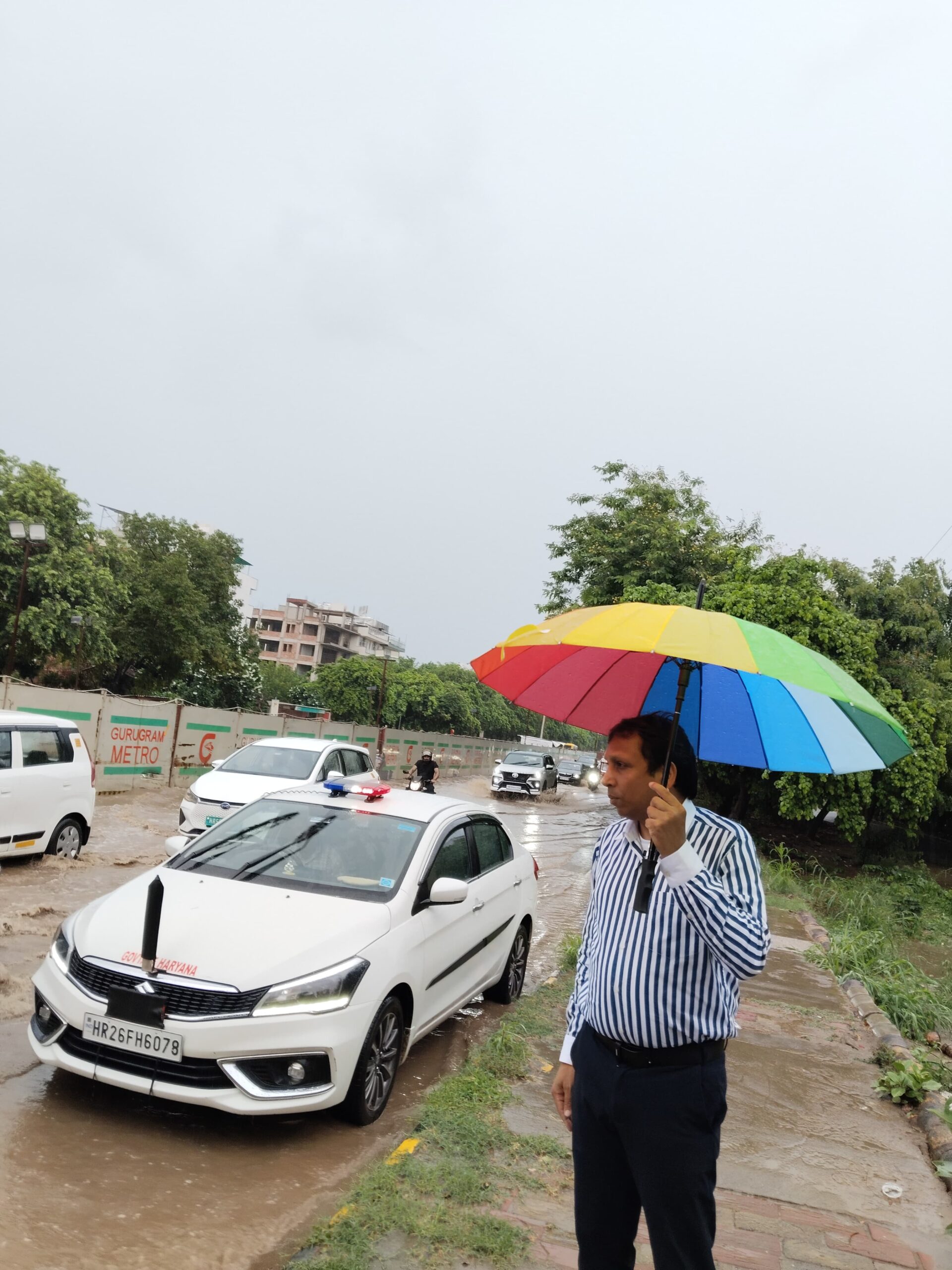गुरुग्राम में तेज बारिश के दौरान बादशाहपुर के एसडीएम संजीव सिंगला स्वयं सड़कों पर उतरे। उन्होंने जलभराव की निकासी करवाई, ट्रैफिक व्यवस्था संभाली और जीएमडीए की मानसून तैयारियों की भी समीक्षा की।