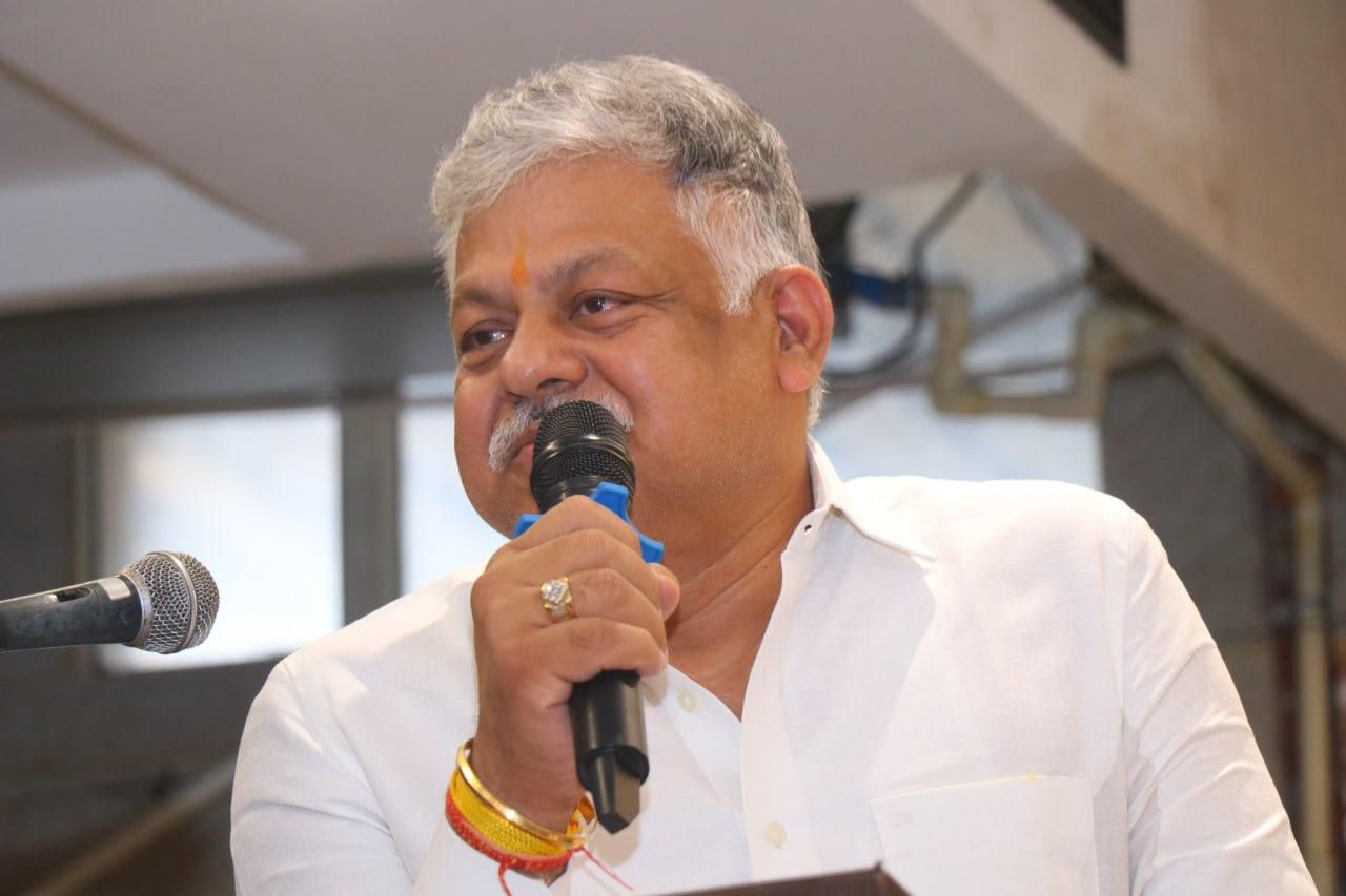 सरकार ध्यान दे...बुजुर्गों के लिए बेमानी हो गई है सिल्वर इकोनॉमी स्कीम: अशोक बुवानीवाला -सिल्वर इकोनॉमी स्कीम में बुजुर्गों की चुनौतियों पर बने ठोस नीति -कांग्रेस उद्योग सैल के चेयरमैन अशोक बुवानीवाला ने कही यह बात -2050 तक 20 प्रतिशत से ज्यादा होगी बुजुर्ग आबादी -स्वास्थ्य, पेंशन, रोजगार और डिजिटल साक्षरता पर फोकस करे केंद्र