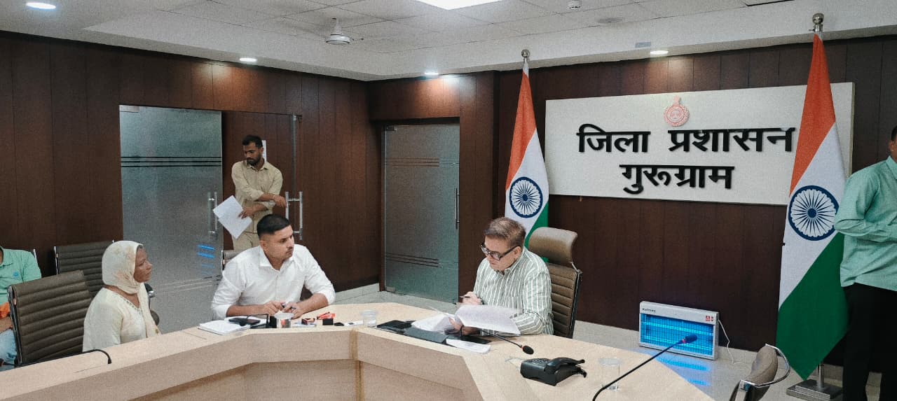 एसडीएम हितेंद्र कुमार ने सुनीं शिकायतें, अधिकांश मामलों का मौके पर किया निस्तारण अधिकारियों को एटीआर पोर्टल पर समयबद्ध व गुणवत्तापूर्ण एंट्री सुनिश्चित करने के दिए निर्देश गुरुग्राम, 6 जुलाई- हरियाणा सरकार के निर्देशानुसार तथा डीसी उत्तम सिंह के मार्गदर्शन में जिला मुख्यालय एवं सभी उपमंडलों में नियमित रूप से समाधान शिविर आयोजित किए जा रहे हैं। इसी क्रम में सोमवार को आयोजित समाधान शिविर में एसडीएम हितेंद्र कुमार ने आमजन की शिकायतें सुनीं और संबंधित विभागों के अधिकारियों को आवश्यक दिशा-निर्देश दिए।