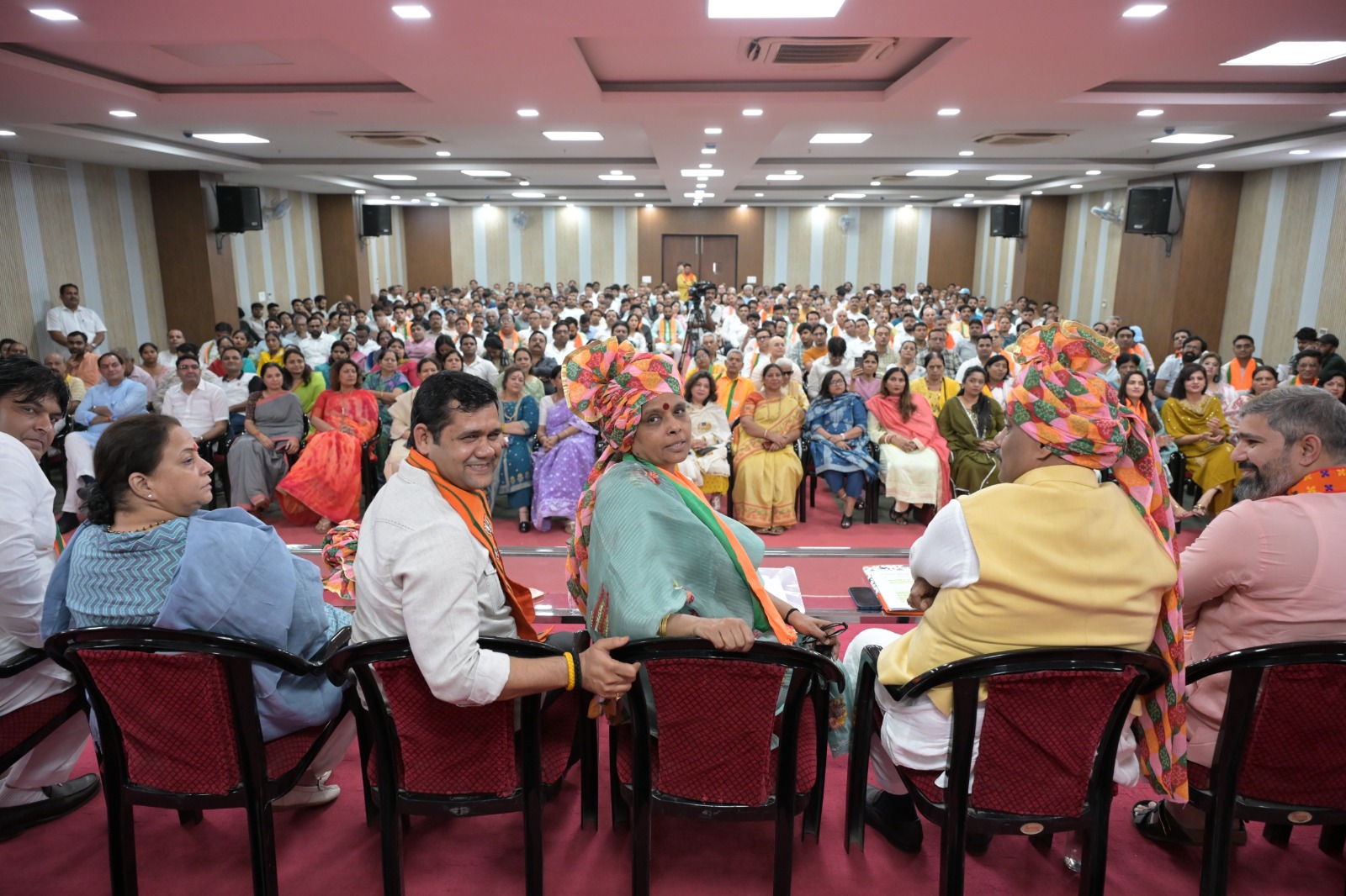 जब सिद्धांत और मंत्री पद चुनने पर फैसला करना पड़ा तो डा. श्यामा प्रसाद मुखर्जी ने सिद्धांतों को चुना: विनोद तावड़े डा. श्यामा प्रसाद मुखर्जी का जीवन सिद्धांत, साहस और राष्ट्रसेवा के लिए समर्पित रहा: विनोद तावड़े डा. श्यामा प्रसाद मुखर्जी का जीवन सिद्धांत और राष्ट्रहित को सर्वाेच्च मानने का संदेश देता है: विनोद तावड़े गुरुग्राम स्थित भाजपा कार्यालय गुरुकमल में भव्यता के साथ मनाई गई डा. श्यामा प्रसाद मुखर्जी की 125 जयंती