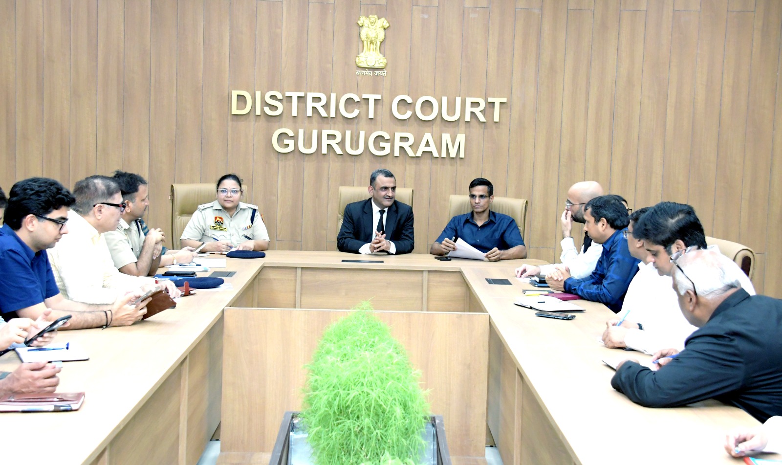 टावर ऑफ जस्टिस के लोकार्पण को लेकर तैयारियां अंतिम चरण में जिला एवं सत्र न्यायाधीश नरेंद्र सुरा व डीसी उत्तम सिंह ने अधिकारियों के साथ की समीक्षा बैठक 12 जुलाई को भारत के मुख्य न्यायाधीश के करकमलों से होगा गुरुग्राम के अत्याधुनिक टावर ऑफ जस्टिस का लोकार्पण समारोह की प्रत्येक व्यवस्था समयबद्ध, सुरक्षित एवं प्रोटोकॉल के अनुरूप सुनिश्चित करने के दिए निर्देश