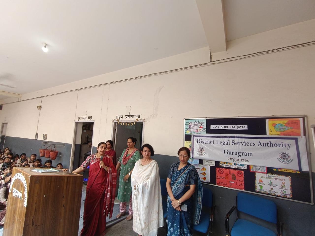 डीएलएसए गुरुग्राम ने जीएसएसएस सुखराली में पॉक्सो अधिनियम पर विधिक जागरूकता शिविर किया आयोजित विद्यार्थियों को पॉक्सो अधिनियम के प्रावधानों एवं कानूनी अधिकारों की दी गई जानकारी विधिक जागरूकता के साथ पौधारोपण कर पर्यावरण संरक्षण का दिया गया संदेश गुरुग्राम, 07 जुलाई- जिला एवं सत्र न्यायाधीश-सह-अध्यक्ष, जिला विधिक सेवा प्राधिकरण, गुरुग्राम नरेंद्र सुरा के मार्गदर्शन में जिला विधिक सेवा प्राधिकरण, गुरुग्राम द्वारा गवर्नमेंट सीनियर सेकेंडरी स्कूल, सुखराली में पॉक्सो अधिनियम विषय पर विधिक जागरूकता शिविर आयोजित किया गया।