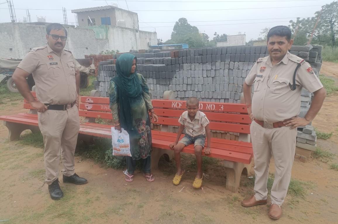 परिजनों को सौंपकर दी संवेदनशील, त्वरित एवं मानवीय पुलिसिंग की मिसाल। गुरुग्राम : 9 जुलाई । ▪️ गुरुग्राम पुलिस की पुलिस थाना फरुखनगर की पुलिस टीम द्वारा त्वरित एवं संवेदनशील कार्रवाई करते हुए 07 वर्षीय गुमशुदा बच्ची को मात्र 01 घंटे के भीतर सकुशल बरामद कर उसके परिजनों को सौंपने का सराहनीय कार्य किया गया।
