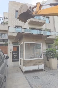 डीएलएफ फेज-3 में अवैध निर्माण पर चला पीला पंजा, गेस्ट हाउस सील; 4 कमरे ढहाए