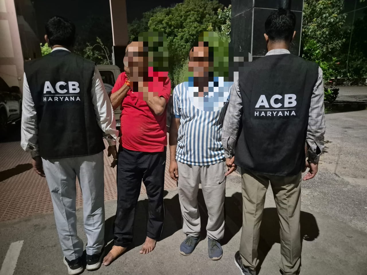 8,000 रुपये रिश्वत लेते बिचौलिया रंगे हाथ गिरफ्तार, पुलिस उप निरीक्षक भी गिरफ्तार