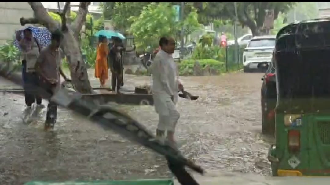 बारिश में डूबा शहर, निगम पर सवाल