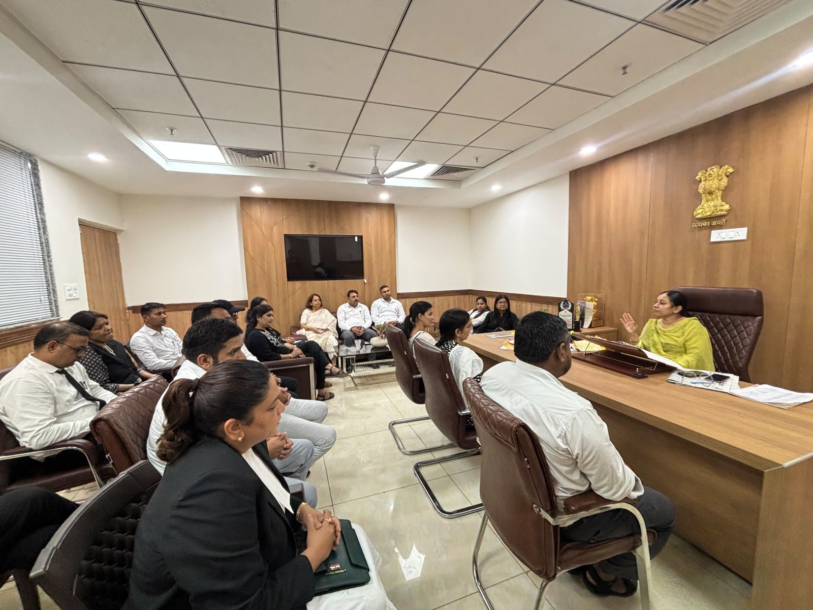 जिला विधिक सेवाएं प्राधिकरण की सचिव एवं मुख्य न्यायिक दंडाधिकारी निशा ने पैनल अधिवक्ताओं के साथ की बैठक "मेडिएशन फॉर नेशन 3.0" अभियान को लेकर की समीक्षा अधिक से अधिक मामलों को मध्यस्थता के माध्यम से निपटाने का किया आह्वान
