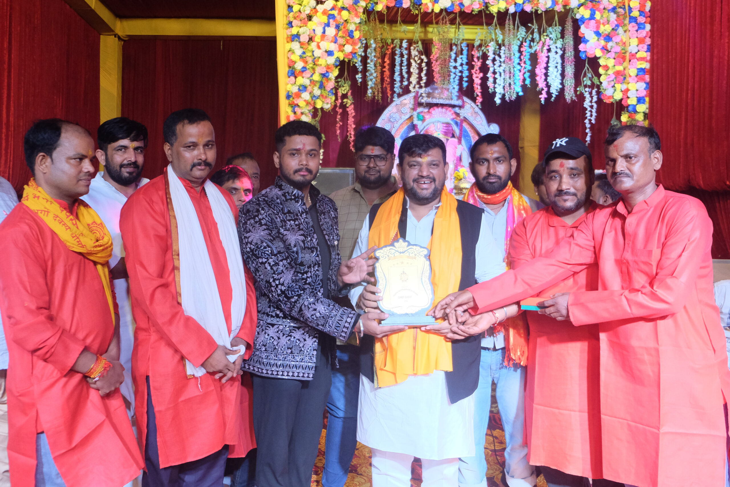 नीलाचल गणेश पूजा एसोसिएशन के पंडाल में उमड़ी श्रद्धालुओं की भीड़