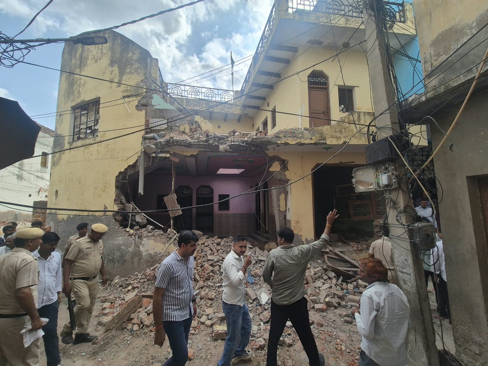 11 से ज्यादा मामलों में आरोपी अपराधी के अवैध मकान पर चला बुलडोजर
