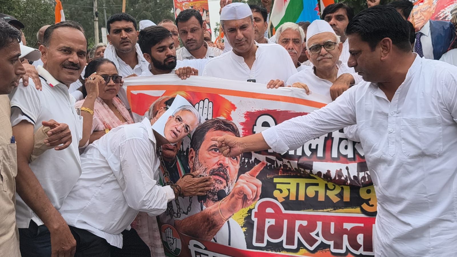 भिवानी में ‘वोट चोरी’ के आरोपों को लेकर कांग्रेस का प्रदर्शन, CEC ज्ञानेश कुमार का फूंका पुतला
