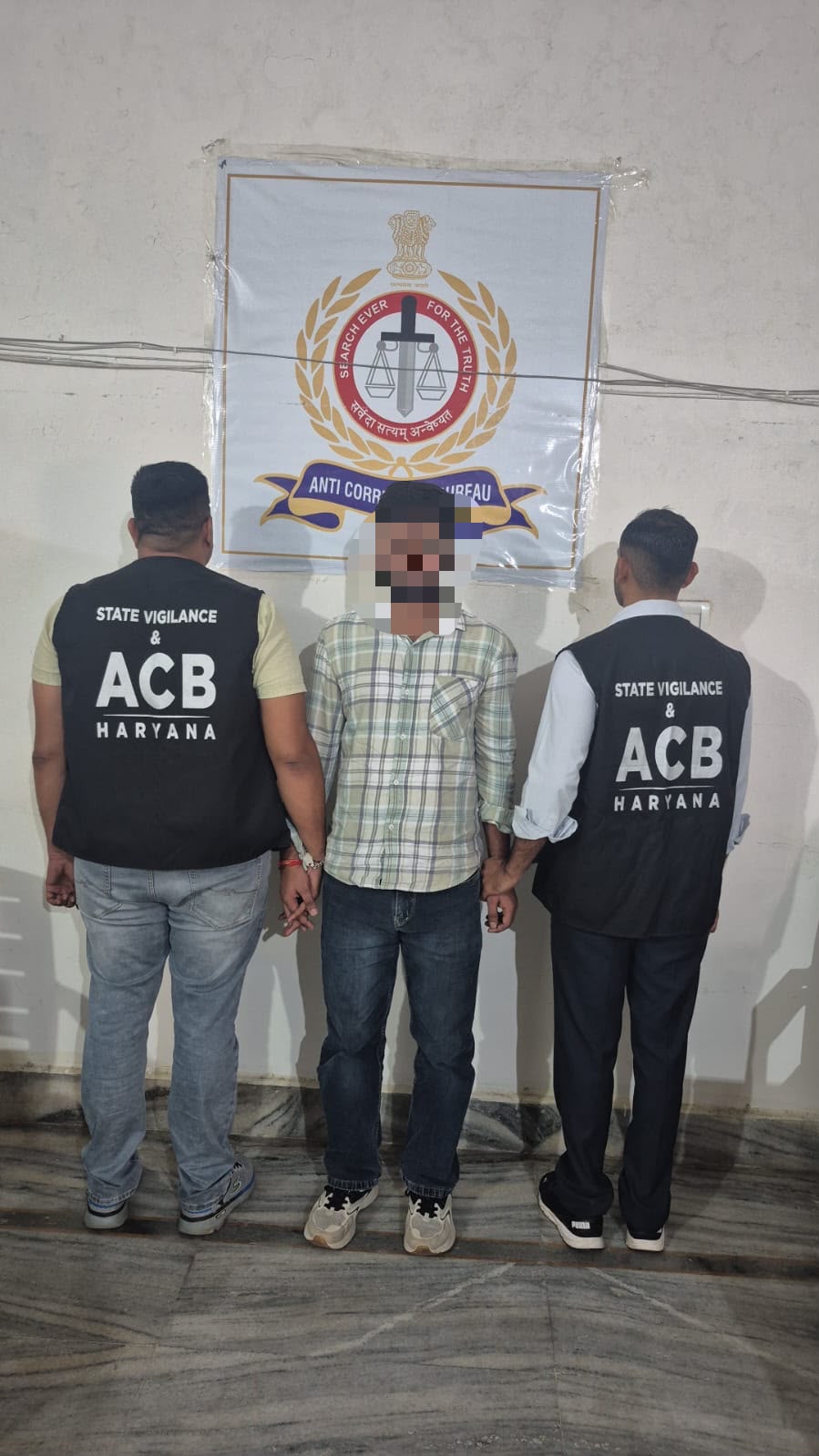 5 हजार रुपये की रिश्वत लेते नगर निगम की टैक्स ब्रांच का क्लर्क रंगे हाथ गिरफ्तार