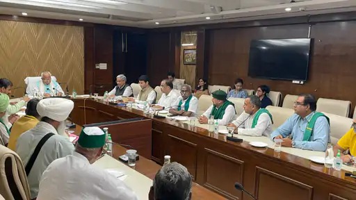किसानों को केंद्र सरकार ने थमाया झुनझुना? किसानों के मुद्दों पर उठे बड़े सवाल
