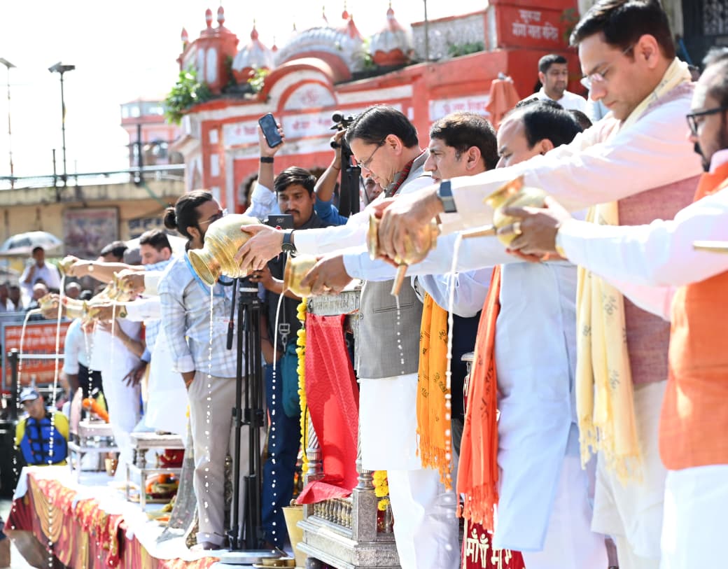 पीएम मोदी के सार्वजनिक जीवन के 25 साल पूरे, CM धामी ने हरकी पैड़ी पर की गंगा आरती