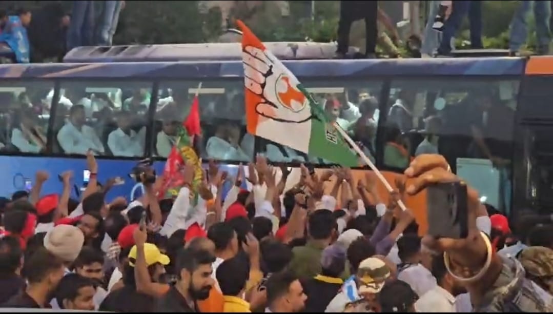 दिल्ली में कांग्रेस का प्रदर्शन, पुलिस और कार्यकर्ताओं में धक्का-मुक्की