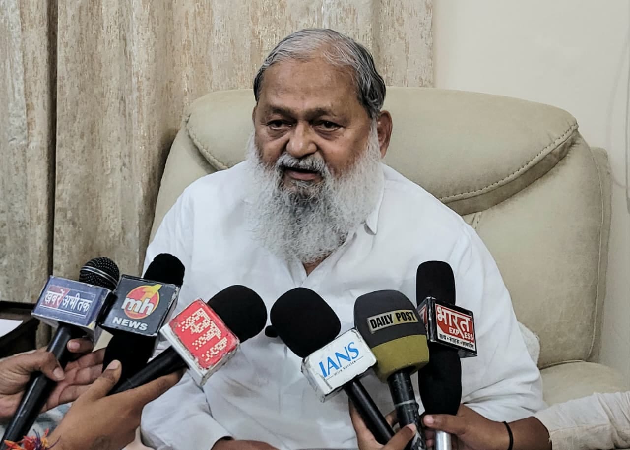 अनिल विज ने अम्बाला छावनी में किया रावण, मेघनाथ और कुंभकरण के पुतलों का दहन