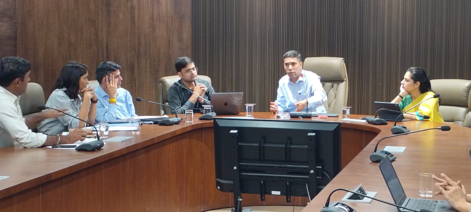 गुरुग्राम में ग्रेप के तहत प्रदूषण नियंत्रण अभियान तेज, एक माह में मुख्य सड़कों को धूल-मिट्टी मुक्त करने का लक्ष्य