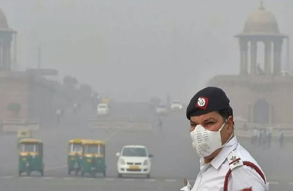दिल्ली-NCR में जहरीली हवा से बिगड़ रही लोगों की सेहत, अस्पतालों में मरीजों की भीड़ दमा, खांसी और सांस की परेशानी से जूझ रहे लोग, सरकारी अस्पतालों में इलाज के लिए लंबा इंतजार