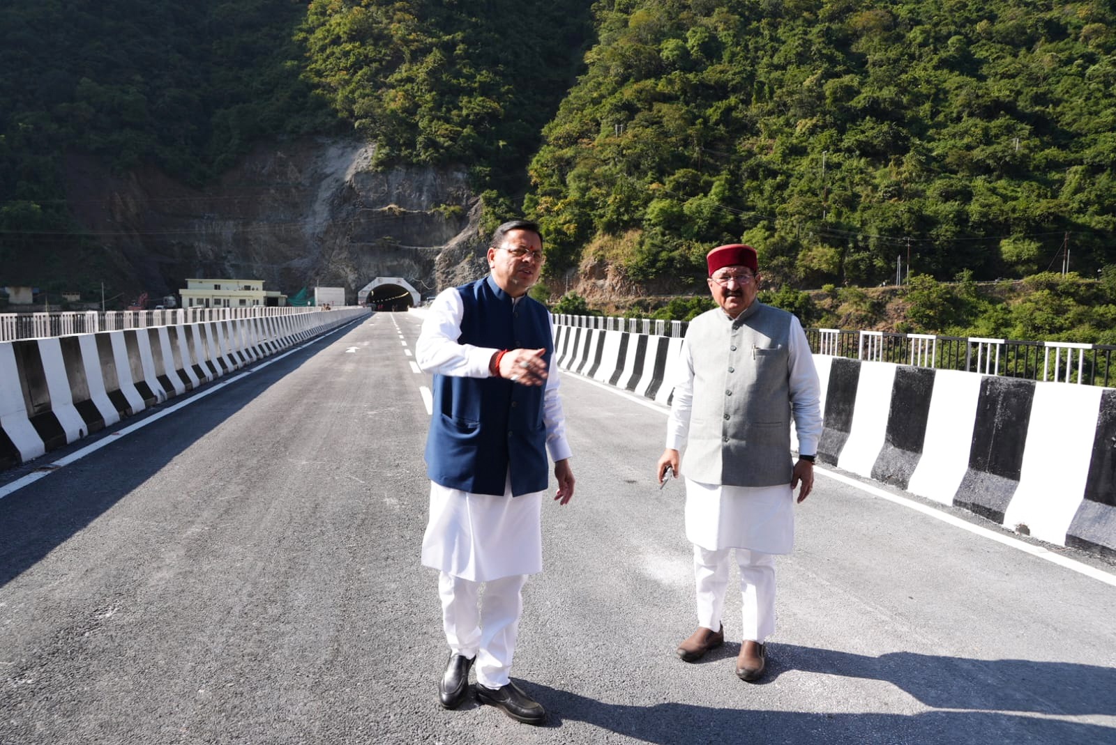 चारधाम यात्रियों को बड़ी सौगात, रुद्रप्रयाग में 156 करोड़ की पुल-सुरंग परियोजना पर ट्रायल शुरू, जल्द होगा लोकार्पण केदारनाथ और बदरीनाथ हाईवे को सीधे जोड़ेगा नया मार्ग, रुद्रप्रयाग बाजार में जाम से मिलेगी राहत मुख्यमंत्री पुष्कर सिंह धामी ने पुल-सुरंग परियोजना और संगम लाइब्रेरी का किया निरीक्षण, पुस्तक दान अभियान की सराहना