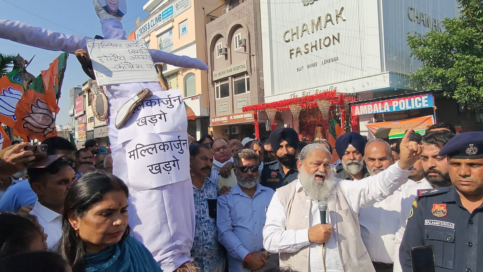 अंबाला में अनिल विज ने फूंका कांग्रेस अध्यक्ष मल्लिकार्जुन खड़गे का पुतला, बोले—प्रधानमंत्री का अपमान बर्दाश्त नहीं करेगा देश ‘चेंज द रेजीम’ के नाम पर अराजकता स्वीकार नहीं, ऊर्जा मंत्री अनिल विज ने कांग्रेस पर साधा निशाना ‘चाय बेचने वाले’ पर तंज को बताया गरीब और मेहनतकश लोगों का अपमान, प्रधानमंत्री के सम्मान को लेकर जताई नाराजगी