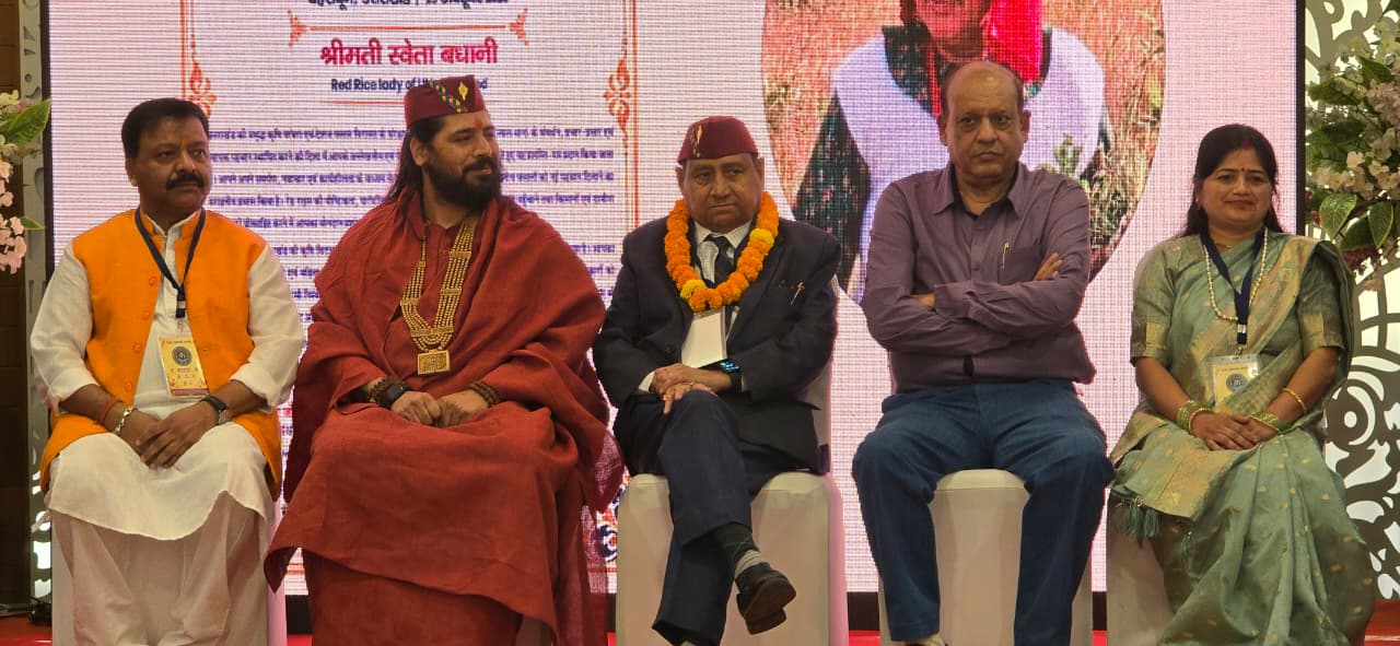 उत्तराखंड के मेहनतकश लोगों को घुसपैठिया बताने पर भड़के महंत लोकेश दास महाराज, बोले—2027 के चुनाव में अखिलेश यादव को मिलेगा जवाब गंगा को लेकर अखिलेश यादव की कथित टिप्पणी पर जताई कड़ी नाराजगी, कहा—मां गंगा करोड़ों श्रद्धालुओं की आस्था का प्रतीक